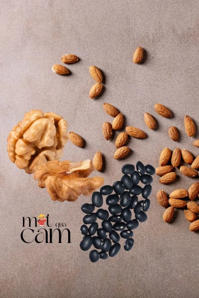Nhân óc chó, hạnh nhân và đậu đen rải trên mặt bàn màu nâu xám