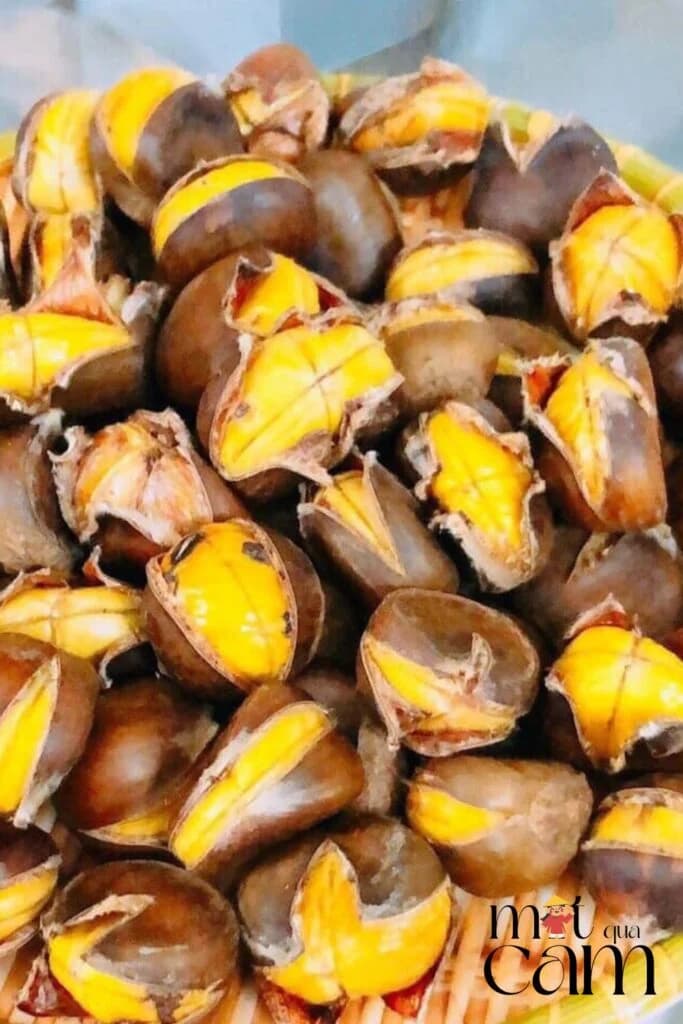 Hạt dẻ rang nứt vỏ, lộ phần ruột vàng bên trong