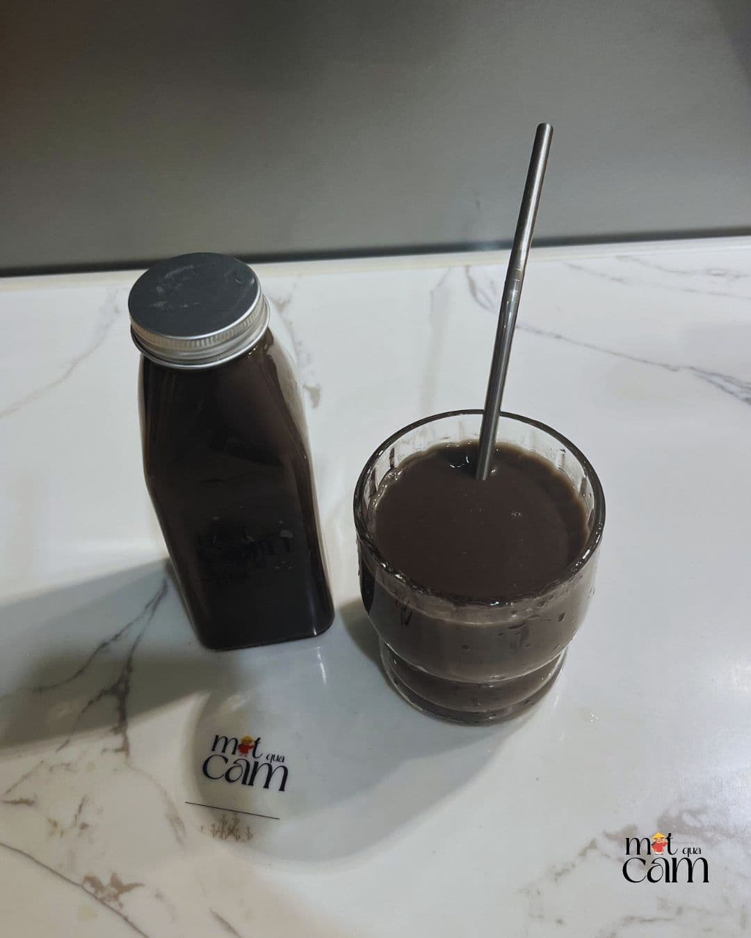 Thành phẩm cốc sữa hạt màu đen, thơm mùi táo đậm đà và ngậy của mè rang thơm